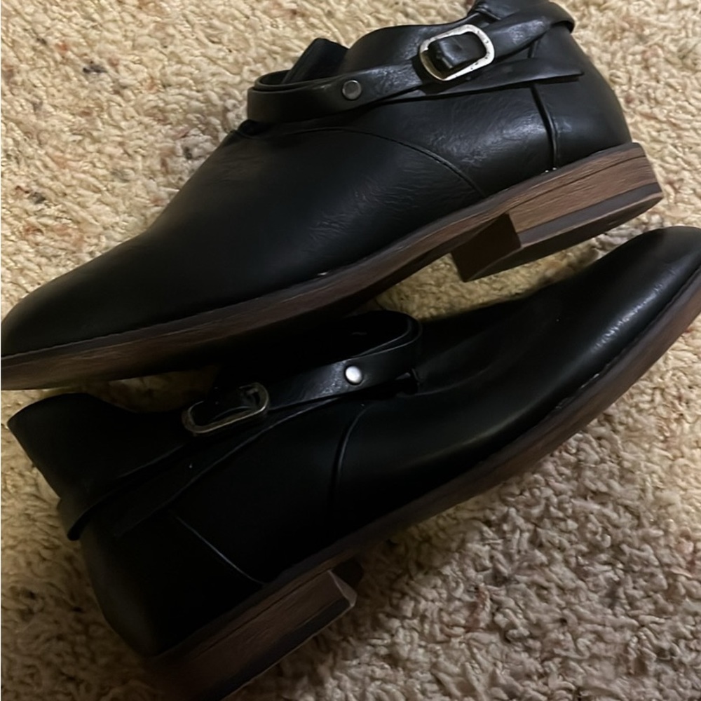 Black size 7 mata booties